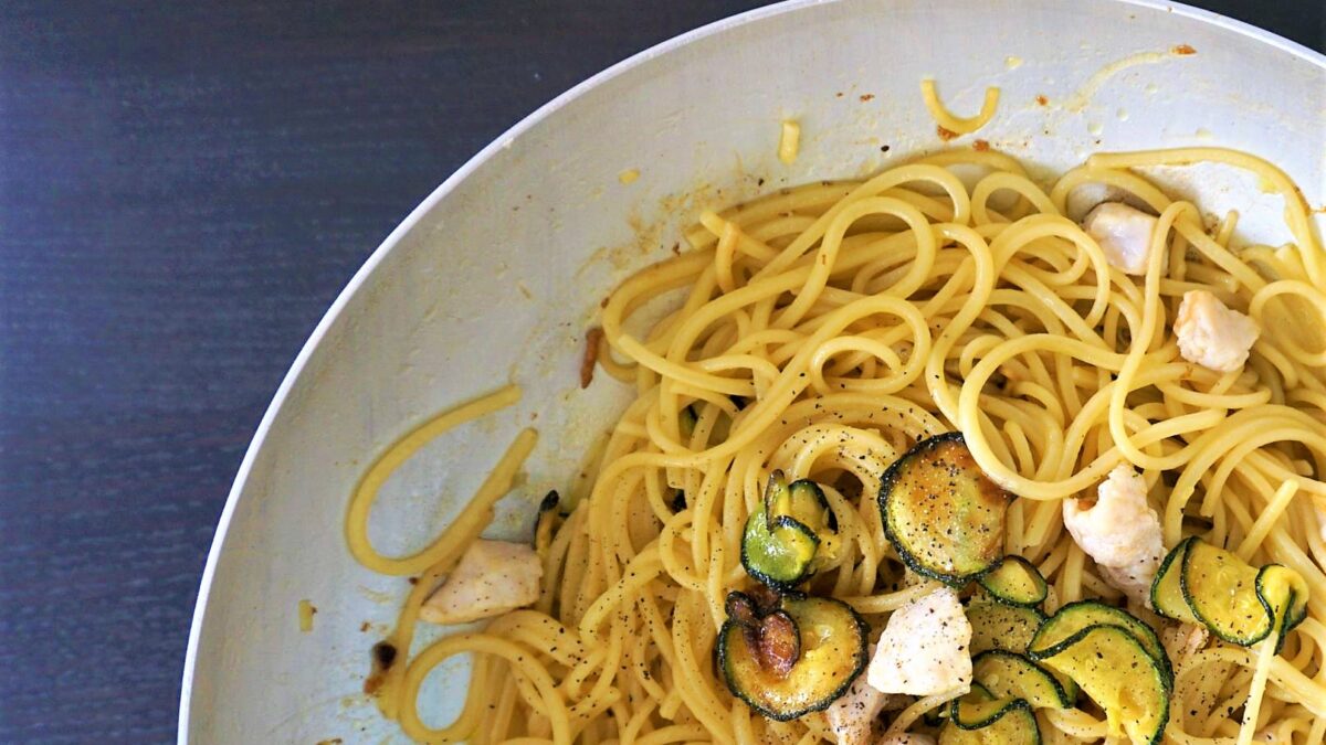 Spaghetti aglio olio zucchina fritta e pesce spada (il peperoncino è fuggito)